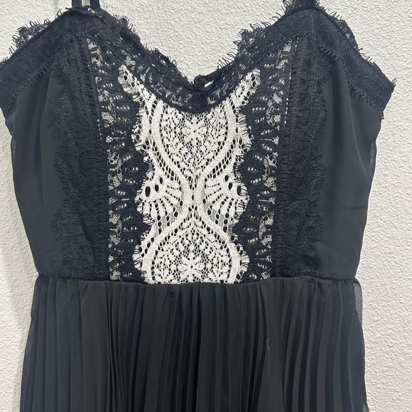 Juniors' Lily Rose Pleated Sweetheart Lace Dress SZ Small NWT - Picture 3 of 13